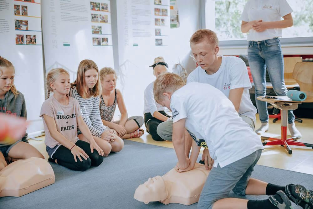 Erste-Hilfe Kurs München für Drehbuchautoren: Sichere Praktiken vor Ort