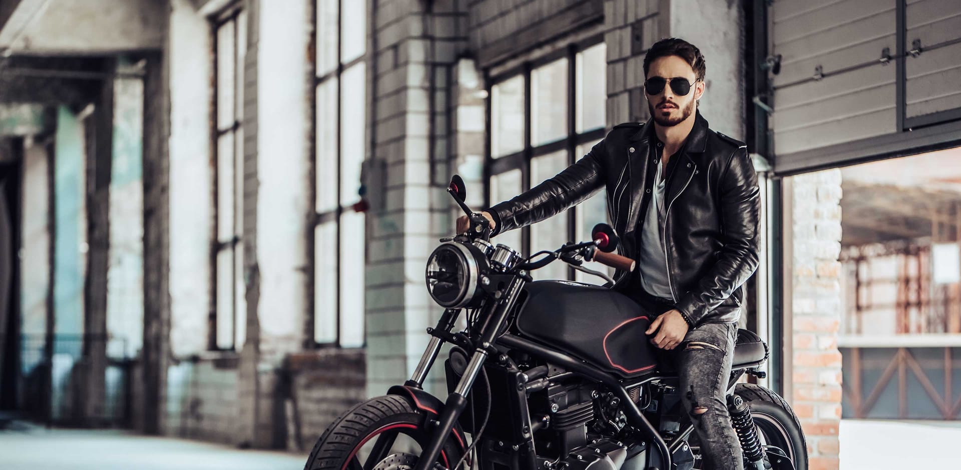 Wie Sie Ihre Lederjacke Herren Schwarz pflegen, damit sie ein Leben lang hält